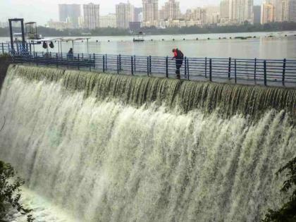 Powai lake in the Mumbai Municipal Corporation area started overflowing on Monday morning | पवई तलाव ओव्हरफ्लो; ५४५ कोटी लीटर क्षमता असूनही पाणी पिण्यास अयोग्य