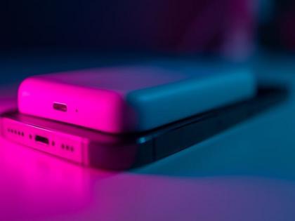 विमानातून पॉवरबँक नेण्यावर लवकरच येणार बंदी - Marathi News | Power banks to be banned on planes soon | Latest News at Lokmat.com