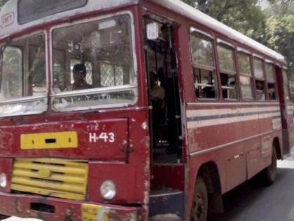 Smoke on the front of the running bus | धावत्या बसच्या पुढील बाजूने धुराचे लोट