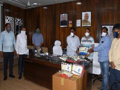 Gift of 5 PPE kit from the municipality | महापालिकेल ५० पीपीई किटची दिली भेट