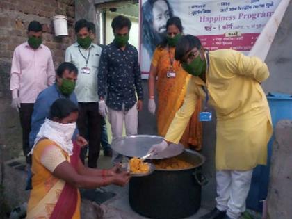 Free meals to hundreds of needy families every day | दररोज शंभर गरजू कुटूंबाला मोफत जेवण