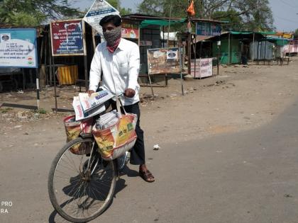 Newspaper distributors strive to convey accurate information in rural areas | ग्रामीण भागात अचूक माहिती पोहचविण्यासाठी वृत्तपत्र वितरकांची धडपड