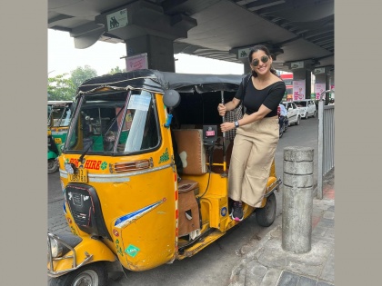 Priya Bapat riding in a rickshaw on the streets of Hyderabad, the photo is in discussion | हैदराबादच्या रस्त्यावर प्रिया बापटची रिक्षातून सवारी, फोटो चर्चेत