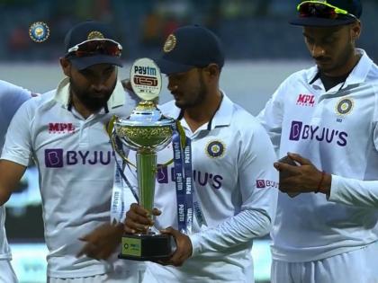 IND vs SL, 2nd Test Live Updates : Rohit Sharma hands the trophy to Priyank Panchal and moves aside, know who is he, Video  | IND vs SL, 2nd Test Live Updates : पदार्पणही न झालेल्या खेळाडूच्या हाती Rohit Sharmaने सोपवली ट्रॉफी; कोण आहे हा खेळाडू?, Video