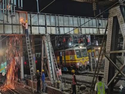 Mumbai Local Mega Block: मध्य रेल्वेवर आज, उद्या खोळंबा; प्रभादेवी पुलासाठी सीएसएमटी-दादर सेवा खंडित - Marathi News | Local Train Services Suspended Between CSMT and Dadar for Bridge Work | Latest News at Lokmat.com