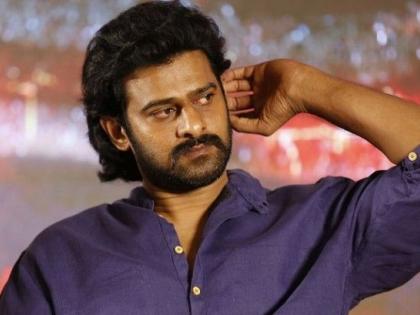 baahubali fame prabhas expression after a crazy fan softly slaps him | OMG! ती आली अन् प्रभासच्या गालावर चापटी मारून पळत सुटली...!!