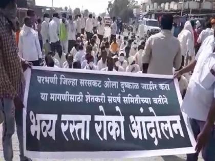 'Declare a wet famine in the whole district'; Traffic jam in Parbhani due to farmers' agitation | 'संपूर्ण जिल्ह्यात ओला दुष्काळ जाहीर करा'; परभणीत शेतकऱ्यांच्या आंदोलनाने वाहतूक ठप्प