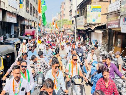 To carry the flag; Pamphlets used to be distributed, now the propaganda is over, but our throats are full! | झेंडा घेऊन फिरायचं; पत्रके वाटायची, रिक्षा फिरवायची, आता प्रचार संपला, पण आमचा गल्ला भरला!