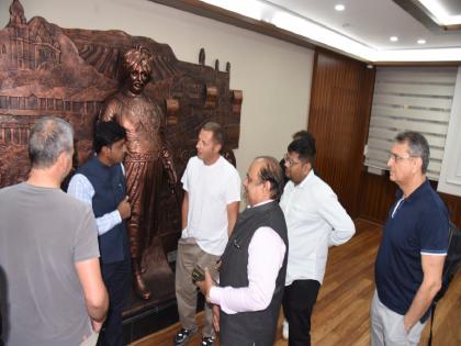 We will sign an agreement to export Kolhapur's traditional goods to the world Prada delegation assured | कोल्हापूरच्या पारंपरिक वस्तू जगभरात नेण्यासाठी करार करू, 'प्राडा'च्या शिष्टमंडळाने दिली ग्वाही We will sign an agreement to export Kolhapur's traditional goods to the world Prada delegation assured | कोल्हापूरच्या पारंपरिक वस्तू जगभरात नेण्यासाठी करार करू, 'प्राडा'च्या शिष्टमंडळाने दिली ग्वाही