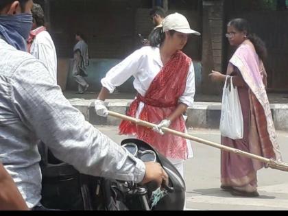 200 youths including Prajakta Mali cleaned Tilak road | प्राजक्ता माळीसह 200 तरुणांनी केला टिळक रस्ता स्वच्छ