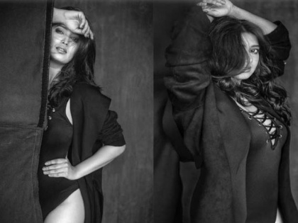 Prajakta Mali Shares Hot And Sexy Photo, Looking Stunning In All Black | प्राजक्ता माळीचा ग्लॅमरस हॉट अंदाज, ब्लॅक ड्रेस आणि ब्लॅक ड्रॉपवर घायाळ करणाऱ्या अदा