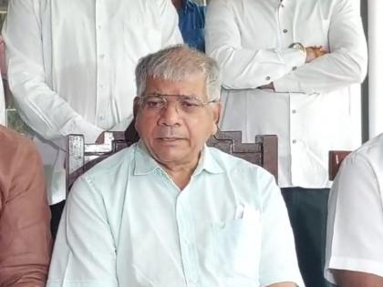 Amravati: "Our alliance with Shiv Sena became a formula of 24-24", Prakash Ambedkar's big statement | Amravati: "आमची युती सेनेशी, २४-२४ चा फॉर्म्यूला ठरला", प्रकाश आंबेडकर यांचं मोठं विधान