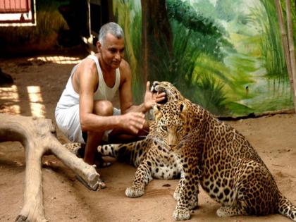 Wild animals are more civilised than man says Prakash Amte | माणसांपेक्षा वन्यप्राणी अधिक सिव्हीलाईज; प्रकाश आमटेंची खंत