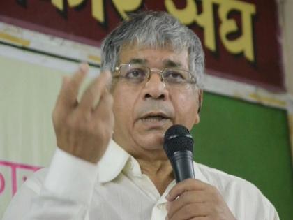 prakash ambedkar slams pm modi and amit shah over nrc | डिटेन्शन सेंटरमध्ये जायचं नसेल तर हे सरकार पाडा- आंबेडकर