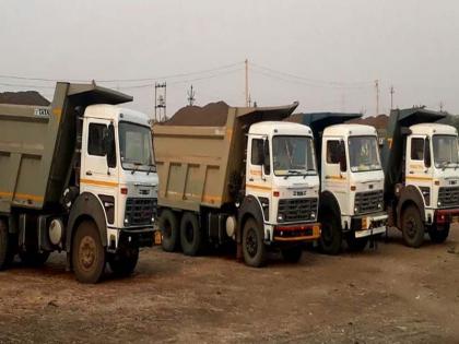 Four dumps of illegal sand transport seized at the light | प्रकाशा येथे अवैध वाळू वाहतुकीचे चार डंपर जप्त