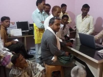 Crowds of farmers for certification at Aadhaar centers in Washim district | वाशिम जिल्ह्यातील आधार केंद्रांवर प्रमाणिकीकरणासाठी शेतकऱ्यांची गर्दी