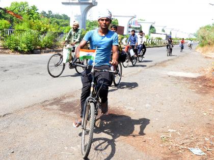 corona -lockdown - hundreds of young migrants walking all the way to their homes, more than thousand kilometers with no food. | मुंबईहून चालत निघालेले शेकडो तरुण मजूर एका फोटोग्राफरला रस्त्यात भेटतात तेव्हा.. 