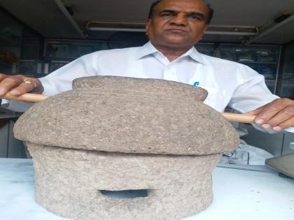 Satavahan days Stone flour mill is in Aurangabad; At the same time, two women were needed for grinding | औरंगाबादमध्ये आहे सातवाहनकालीन जाते; एकाच वेळी दोन महिला दळत होत्या दळण