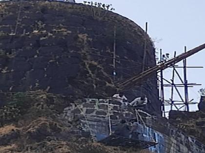 Use of Kadappa in the renovation of Pratapgad fort Satara | Satara: किल्ले प्रतापगडच्या डागडुजीत चक्क कडाप्पाचा वापर, इतिहासप्रेमींमधून नाराजी 