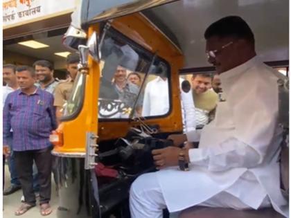 Transport Minister Pratap Sarnaik drove a rickshaw | परिवहन मंत्री प्रताप सरनाईक यांनी चालवली रिक्षा Transport Minister Pratap Sarnaik drove a rickshaw | परिवहन मंत्री प्रताप सरनाईक यांनी चालवली रिक्षा