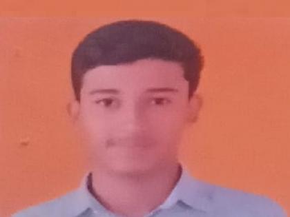 Prateek son of Sunil Wagvekar a carpenter from Balinge Kolhapur scored 94 percent marks in the 10th standard examination | Kolhapur: बालिंगेतील सुतार कारागिराचा मुलगा ठरला यशाचे ‘प्रतीक’, दहावी परीक्षेत मिळवले ९४ टक्के गुण Prateek son of Sunil Wagvekar a carpenter from Balinge Kolhapur scored 94 percent marks in the 10th standard examination | Kolhapur: बालिंगेतील सुतार कारागिराचा मुलगा ठरला यशाचे ‘प्रतीक’, दहावी परीक्षेत मिळवले ९४ टक्के गुण
