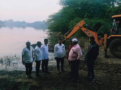 Action on Sand Smuggling in Pravara River Basin; | प्रवरा नदीपात्रातील वाळू तस्करीवर कारवाई; तीन चप्पू केल्या नष्ट, श्रीरामपूर व राहुरी हद्दीत तस्करी