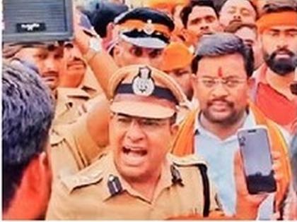Maratha Reservation : ...and the police's direct video call to jarange! | ...आणि पोलिसांचा थेट जरांगे यांना व्हिडीओ कॉल! Maratha Reservation : ...and the police's direct video call to jarange! | ...आणि पोलिसांचा थेट जरांगे यांना व्हिडीओ कॉल!
