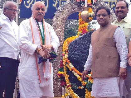 Pakistan needs war: Pravin Togadia | पाकिस्तानबरोबर युद्धच हवे - प्रवीण तोगडिया