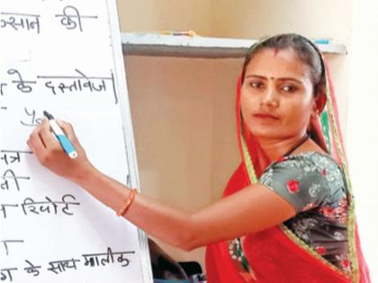 left school, got married; At the age of 19, a Sarpanch, Praveena is fighting for girls' education | शाळा सुटली, विवाह झाला; १९व्या वर्षी चक्क सरपंच, प्रवीणा देतेय मुलींच्या शिक्षणासाठी लढा