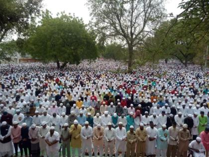 Prayers made by Muslim brothers | जळगावात रमजान ईद उत्साहात, विश्वशांतीसाठी मुस्लीम बांधवांनी केली प्रार्थना