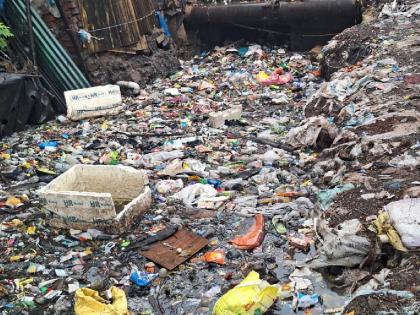 If the Municipal Corporation shows that it is cleaning the drains, the drains are filled with garbage | महापालिकेची नालेसफाई दिखावा तर कचऱ्याने भरले नाले