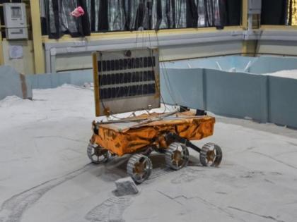 Chandrayaan-2: How is the 'Pragyan' buggy descending on the moon? | Chandrayaan-2: चंद्रावर उतरणारी 'प्रग्यान' बग्गी आहे तरी कशी?