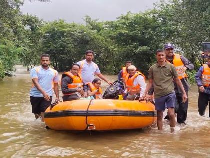 A pregnant woman from Kolik in Panhala taluka kolhapur was safely transported to the hospital by boat through floodwaters. | Kolhapur flood: गरोदर महिलेच्या मदतीला प्रशासन धावले, बोटीने सुखरूप दवाखान्यात पोहोचवले