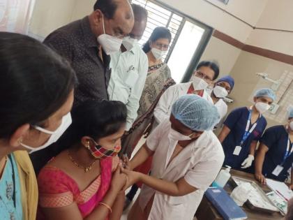 41 pregnant women get vaccinated on first day in Akola | अकोल्यात पहिल्याच दिवशी ४१ गर्भवतींनी घेतली लस!