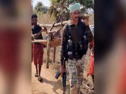 drg jawan carried a pregnant woman on the cot and took her to the hospital in dantewada viral video social media | हातात बंदूक, खांद्यावर खाट; गर्भवती महिलेला जवानानं पोहोचवलं रुग्णालयात, लोक म्हणाले, हा तर Real Hero