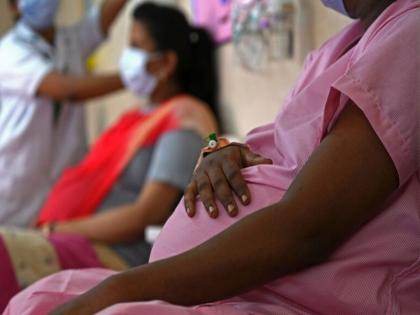 pregnant woman was not admitted she delivered on the floor two nurses and doctor punished | मजा येतेय? अजून घालशील का जन्माला? नर्सने बेड न दिल्याने महिलेला जमिनीवरच दिला बाळाला जन्म
