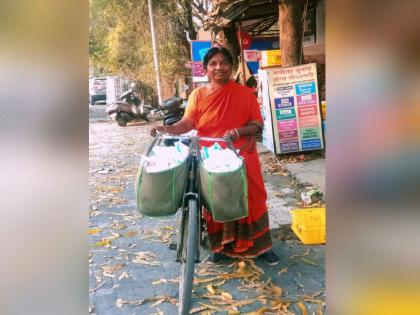 Inspirational! For 46 years, Gauribai Prapanche in Nagpur runs the family by distributing milk on a bicycle | प्रेरणादायी! ४६ वर्षांपासून सायकलने दूध वाटून गौरीबाईंनी सावरला संसाराचा प्रपंच