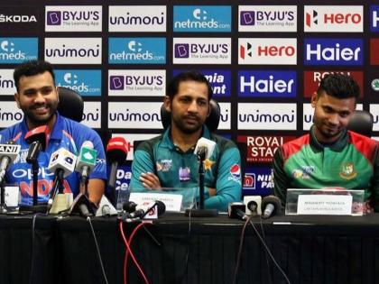 Asia Cup 2018: Rohit Sharma, Sarfraz Ahmed, Mashrafe Mortaza funny pre-press conference conversation | Asia Cup 2018: Fun Time; मैदानाबाहेर प्रतिस्पर्धी कर्णधारांच्या गप्पा रंगतात तेव्हा... 