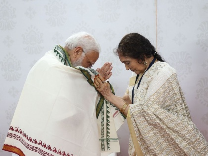 Prime Minister narendra Modi overwhelmed by meeting actress Vaijayantimala! | वैजयंतीमालांना पाहताच पंतप्रधान मोदींनी केलेल्या 'या' कृतीचं होतंय सगळीकडे कौतुक