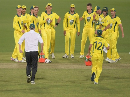 Australia PM Scott Morrison turns water boy during Prime Minister’s XI vs Sri Lanka game | जेव्हा पंतप्रधान क्रिकेटपटूंसाठी स्वतः पाणी घेऊन मैदानावर उतरतात