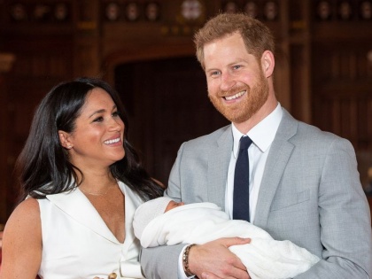 prince harry and meghan markle comes together with royal baby | पाहा, रॉयल बेबीची पहिली झलक, प्रिन्स हॅरी-मेगनने दिले हे नाव!!