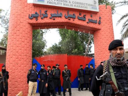 Even prisoners in Pakistan are a burden to the police! | पाकिस्तानातले कैदीही पोलिसांना भारी! Even prisoners in Pakistan are a burden to the police! | पाकिस्तानातले कैदीही पोलिसांना भारी!
