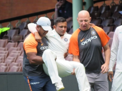 IND vs AUS: Prithvi Shaw ruled out of Adelaide Test with ankle injury | IND vs AUS : पृथ्वी शॉची पहिल्या कसोटीतून माघार, भारताला मोठा धक्का