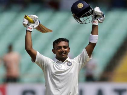 IND VS WI: prithvi shaw won man of the match award in debut | IND VS WI : पदार्पणातच सामनावीर ठरलेल्या पृथ्वीने नोंदवला विक्रम