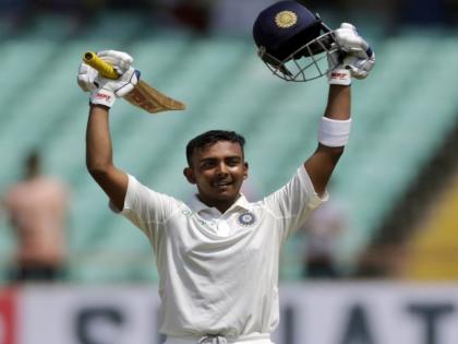 IND VS WI: 'This is prithvi shaw style'... after ranji and duleep trophy he smash century in test debut | IND VS WI : 'ये पृथ्वी का स्टाइल है'... पहिल्याच सामन्यात शतक झळकवण्याची परंपरा कायम