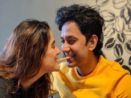 Have you seen the romantic photo of Priya Bapat and Umesh Kamat ?, see this photo | प्रिया बापट व उमेश कामतचा रोमँटिक फोटो पाहिलात का?, पहा हा फोटो