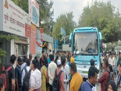 Pune-Mumbai train trains cancelled The price of private vehicles has doubled passengers are suffering | पुणे - मुंबई रेल्वे गाड्या रद्द; खासगी वाहनांचा दर झाला डबल, प्रवाशांचा मनस्ताप