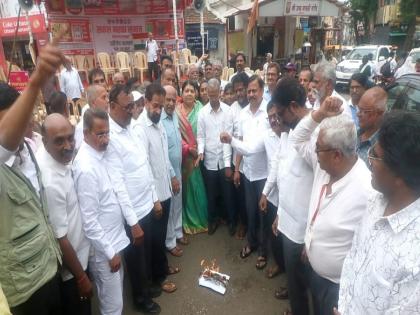 Government ordinances of contracting, privatization were burnt in Kolhapur | कंत्राटीकरण, खासगीकरणाच्या शासकीय अध्यादेशाची कोल्हापुरात केली होळी