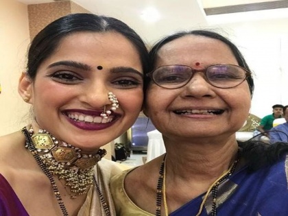 Priya Bapat gave her a happy birthday, social media coverage | प्रिया बापटने दिल्या आईला वाढदिवसाच्या शुभेच्छा, सोशल मीडियावर होतंय लेकीचं कौतूक