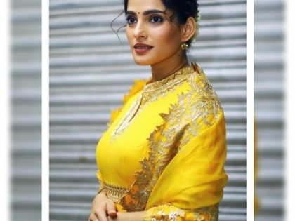 Priya bapat looks beautiful in yellow dress | पिवळ्या रंगाच्या ड्रेसमध्ये प्रियाचे आले सौंदर्य खुलून